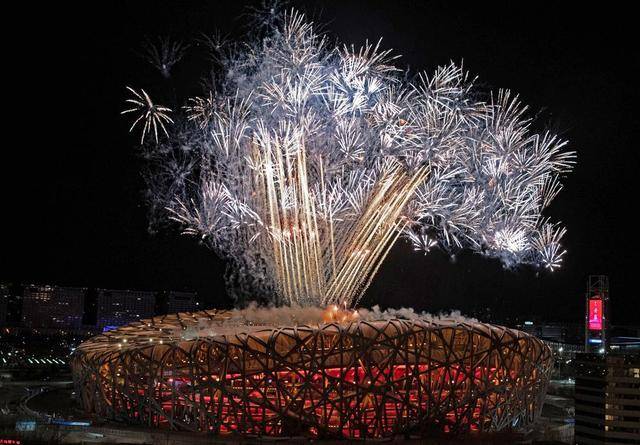 中国北京冬奥会鸟巢上空焰火打出“立春”字样