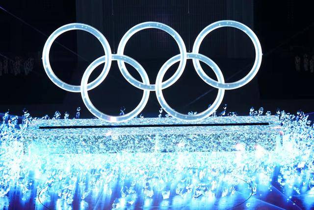 中国北京奥运会冰球撞向“冰立方”